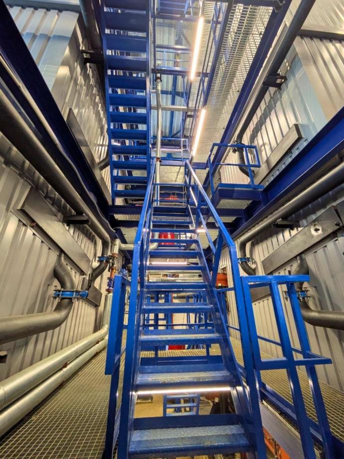 Внутрішня площадка та сходи котельні BHW із трубопроводами