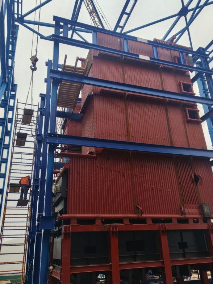 Зібраний блок водотрубного водогрійного котла BHW під час монтажу: секція котла на фоні монтажу металокаркасу котельні