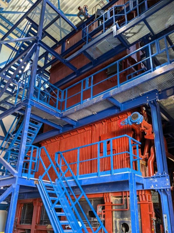 Водотрубний водогрійний котел BHW з площадками обслуговування: початок монтажу трубопроводів і обв’язки котла під час будівництва котельні