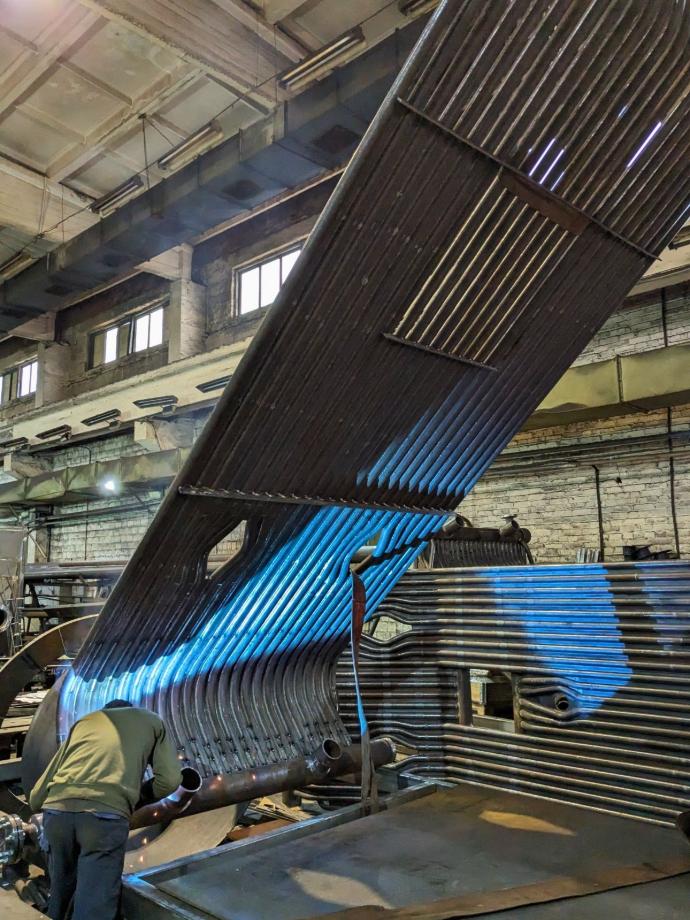 Виготовлення елементів водотрубного котла BHW на заводі: зварювання панелей мембранних екранів (трубних секцій) у виробничому цеху