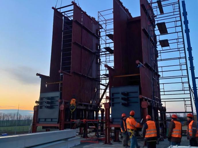 Монтаж котла з окремих блоків на об’єкті з використанням металоконструкцій, риштувань і монтажної бригади