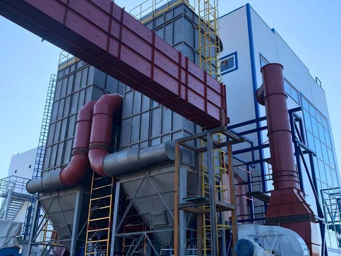 Змонтовані газоходи, система газоочистки та будівля біомасової котельні на етапі завершення монтажу