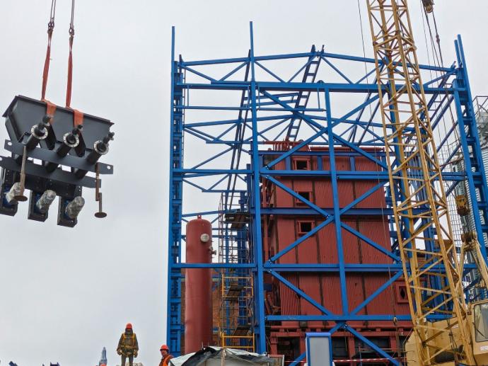 Монтаж допоміжного блоку котельні на майданчику за допомогою крана та монтажної бригади