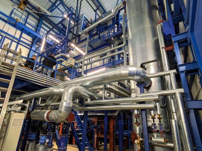 Внутрішній простір котельні після монтажу з металоконструкціями, трубопроводами, теплоізоляцією та допоміжним обладнанням