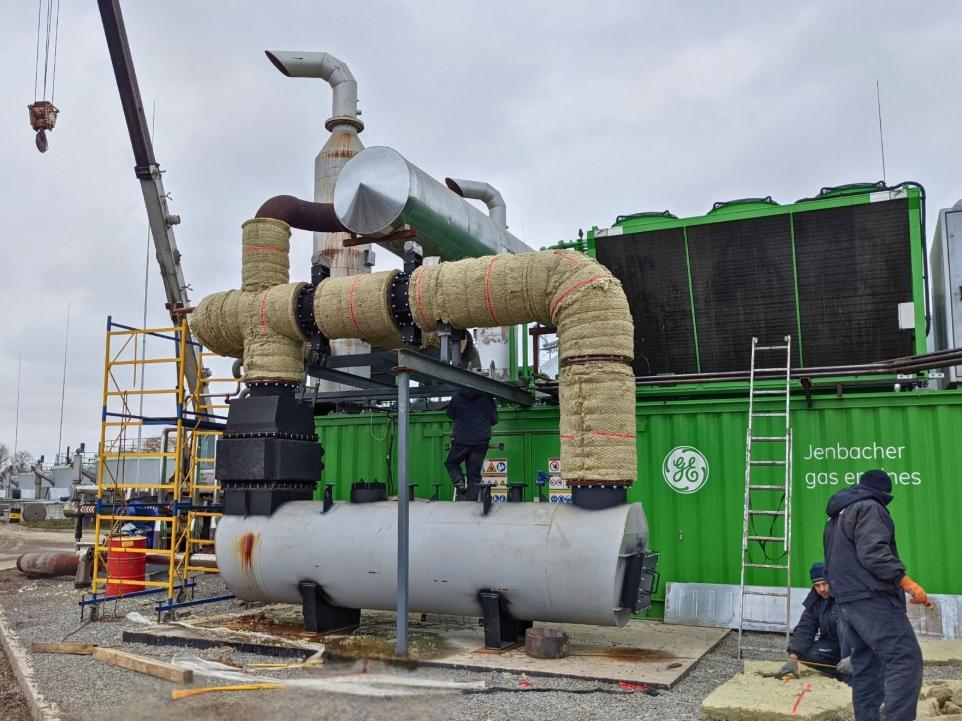 Крупний план котла-утилізатора з обв’язкою та теплоізоляцією