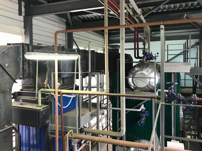 Внутрішній вигляд біомасового котла та обв’язки в паровій котельні на лушпині вівса