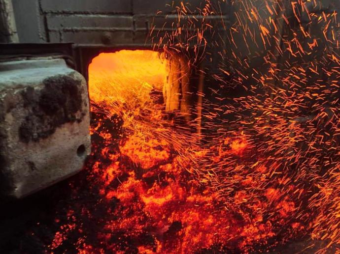 Шлакування в топці котла під час роботи на паливі, для якого первинна схема спалювання була непридатною